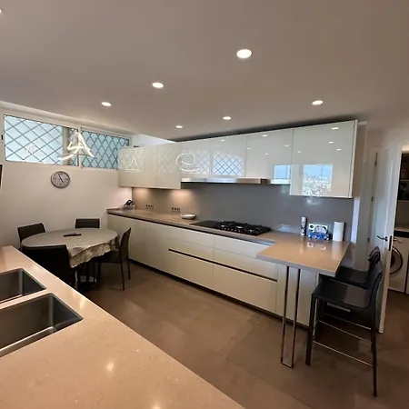 Entire Beachside With 24-hour Security Apartment