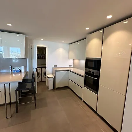Entire Beachside With 24-hour Security Apartment